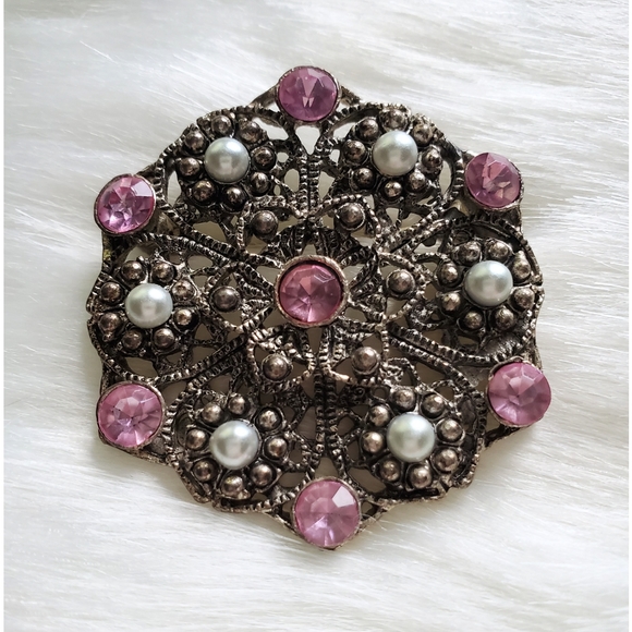 MUST BUNDLE🎈Brooch - Picture 1 of 3